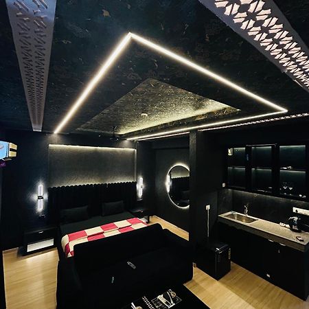 Shades Of Black 2 Hotel Lucknow Eksteriør billede