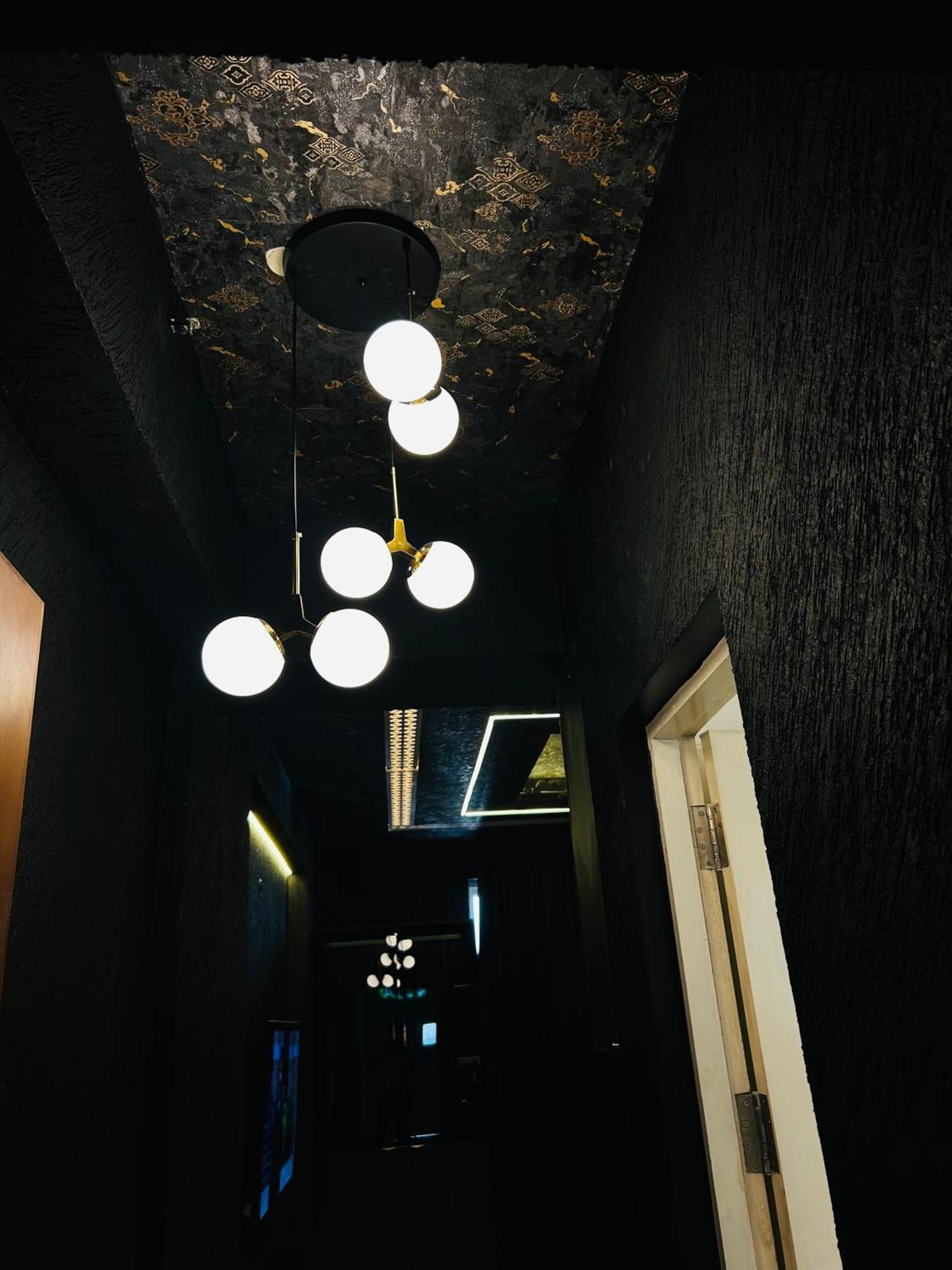 Shades Of Black 2 Hotel Lucknow Eksteriør billede