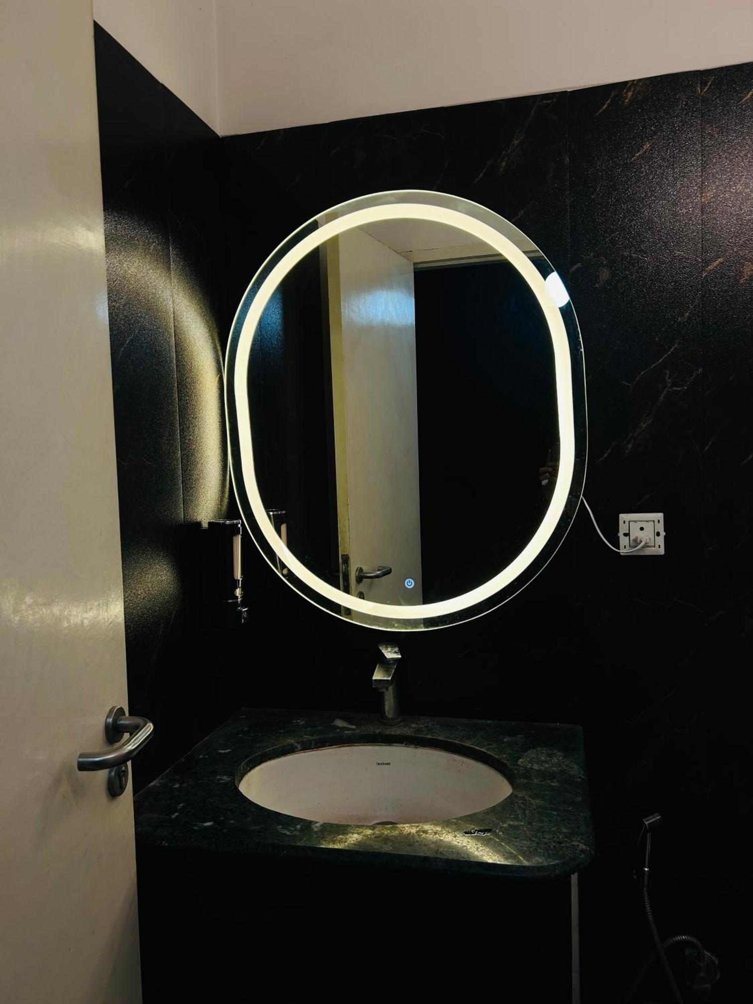 Shades Of Black 2 Hotel Lucknow Eksteriør billede