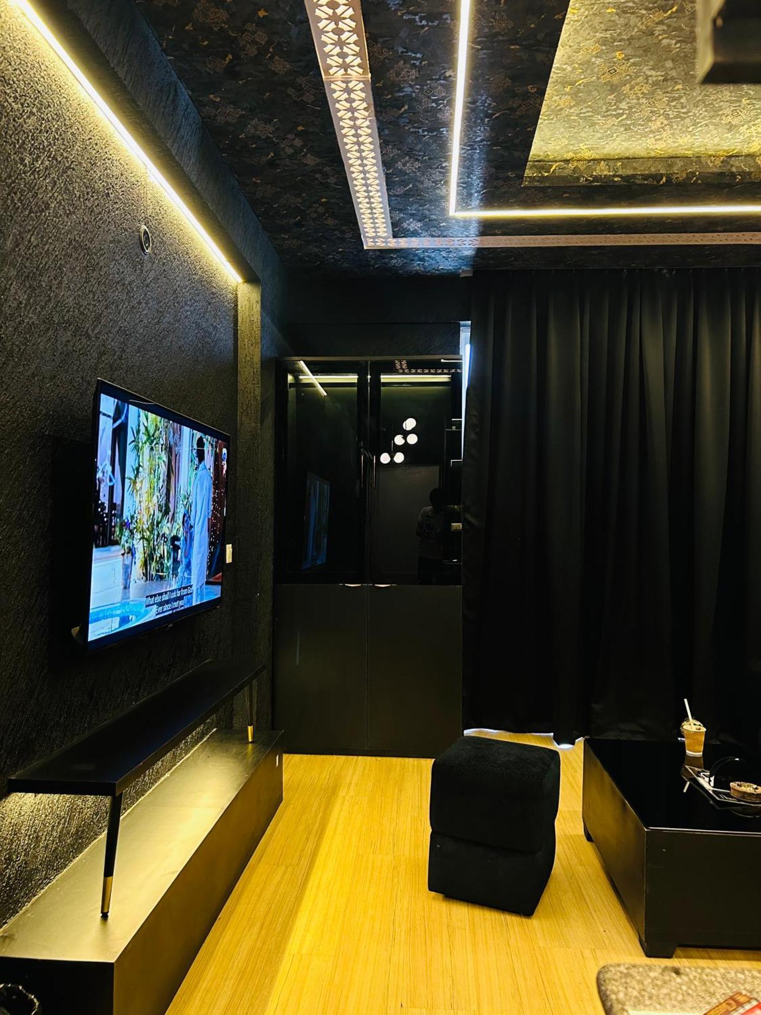 Shades Of Black 2 Hotel Lucknow Eksteriør billede