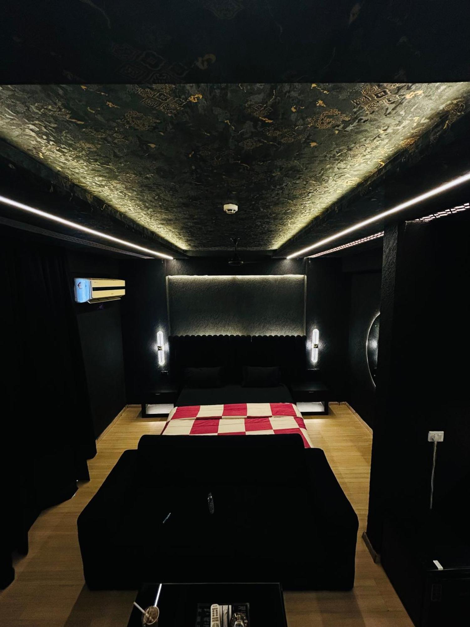 Shades Of Black 2 Hotel Lucknow Eksteriør billede