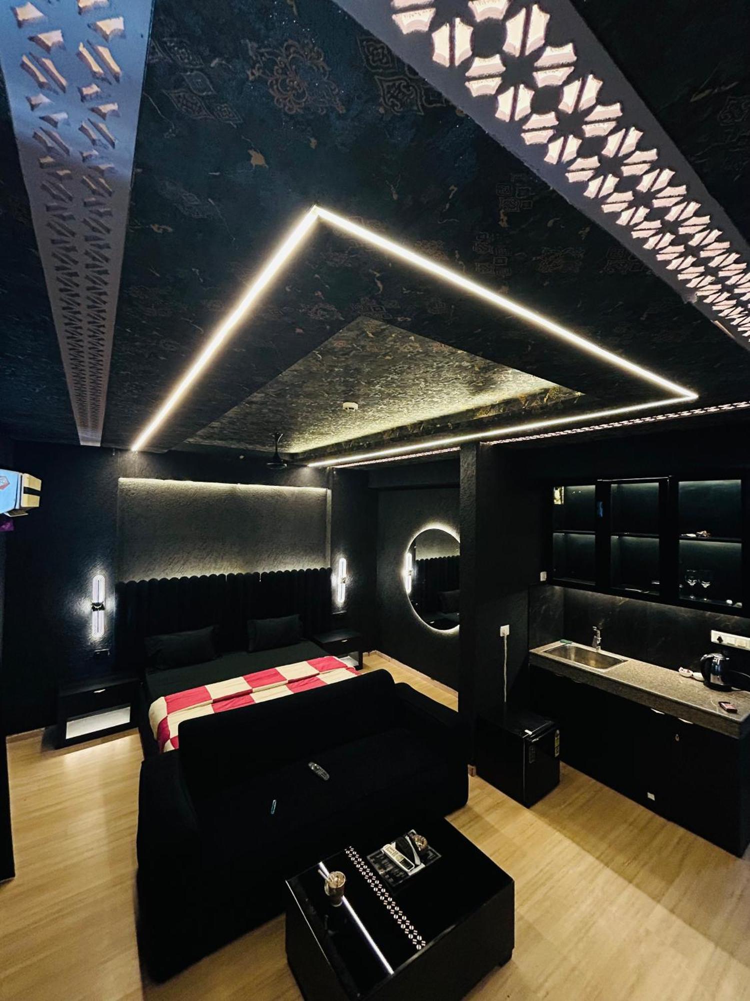 Shades Of Black 2 Hotel Lucknow Eksteriør billede