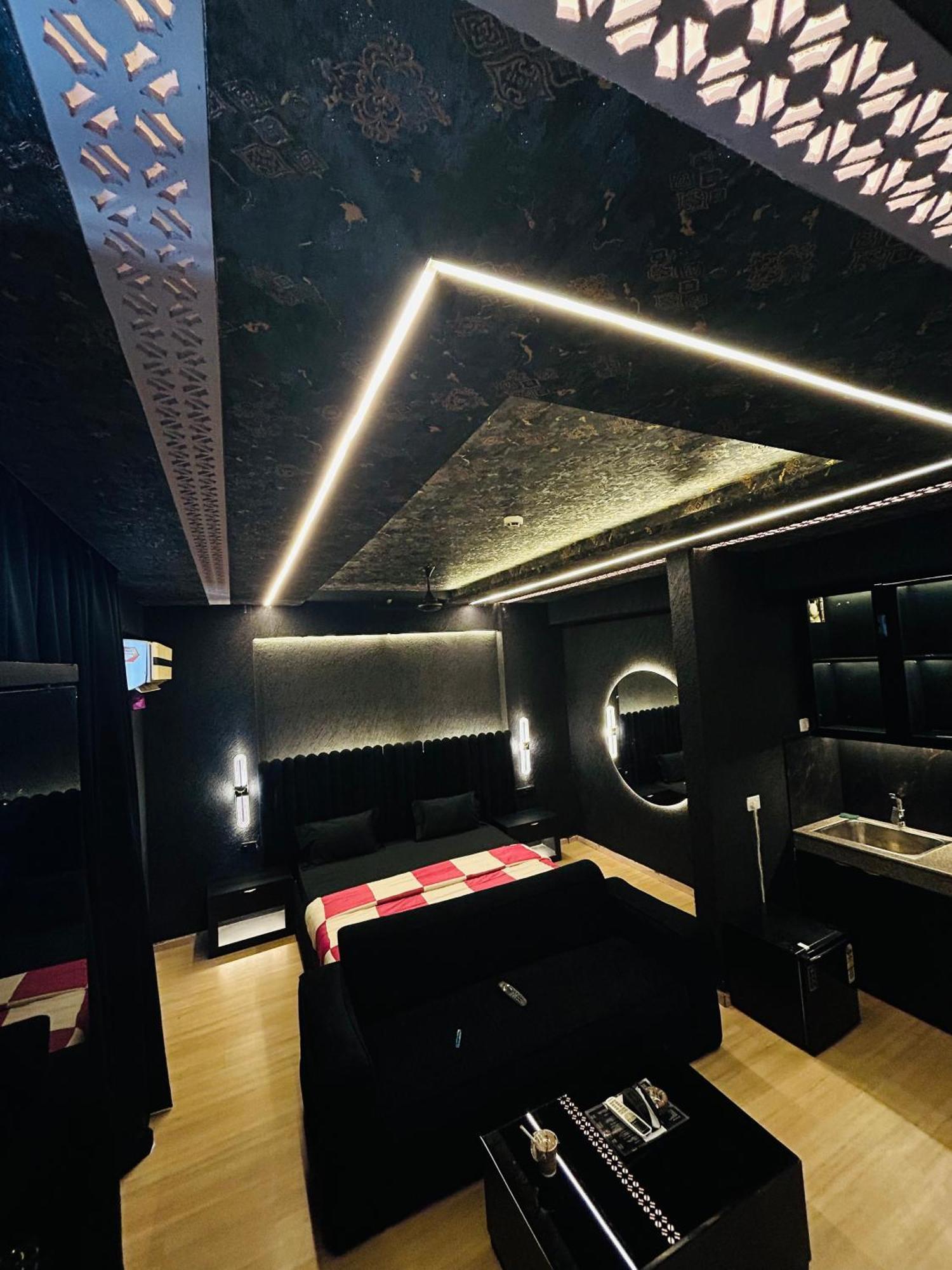 Shades Of Black 2 Hotel Lucknow Eksteriør billede